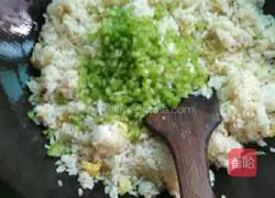 Illustration of how to make green pepper and egg fried rice 3