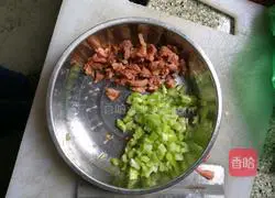 Illustration of how to make sausage fried rice 1