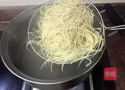 Illustration of how to make noodles with ham and sand tea sauce 4