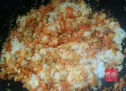 Illustration of how to make fiery red fried rice 11