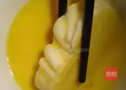 Illustration of how to make golden steamed bun slices 3