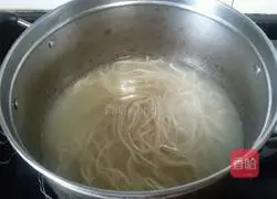 Laoganma's egg fried noodles recipe illustration 1