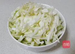 Illustration of how to make fried noodles with three shreds of vegetables 4