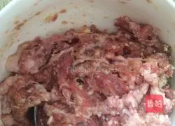 Illustration of how to make pork and green onion dumplings 1