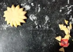 Illustration of how to make chrysanthemum steamed buns 6