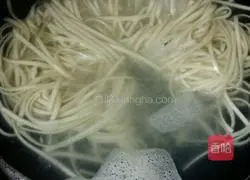 Illustration of how to make tomato and egg fried noodles 1