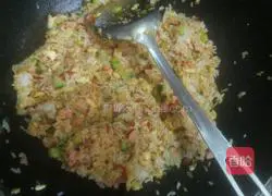 Illustration of how to make sausage and egg fried rice 1