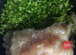 Illustration of how to make celery, dragon and fish wontons 4