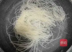 Illustration of how to make egg sesame rice noodles 4