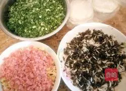 Illustration of how to make leek and egg dumplings 1