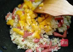 Illustration of how to make fried rice with ham sausage 5