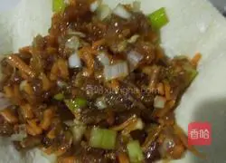 Illustration of how to make yeast meat pie 10