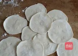 Illustration of how to make pork and cowpea dumplings 11