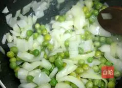 Illustration of how to make hot onion and egg fried rice 5