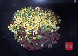 Illustration of how to make sausage fried rice 4