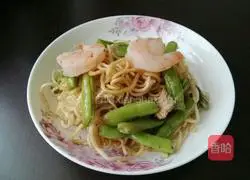 Illustration of how to make fried noodles with lentils and shrimps 10