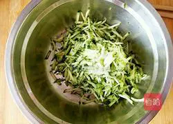 Illustration of how to make cucumber, egg and shrimp dumplings 5