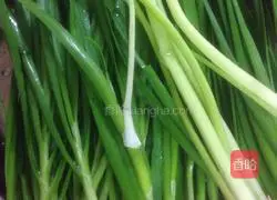 Illustration of how to make chive wontons 1