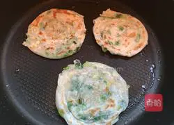 Illustration of how to make wonton skin scallion pancakes 13