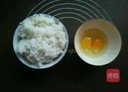 Illustration of how to make fried rice with bacon, mixed vegetables and eggs 2
