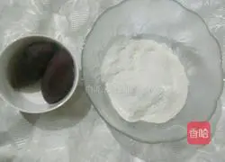 Illustration of how to make glutinous rice and purple sweet potato cakes 1