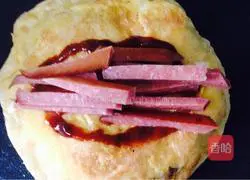 Illustration of how to make egg-filled pancakes with sausage 13