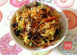 Illustration of how to make fried noodles with three shreds of vegetables 7
