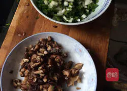 Illustration of how to make mushroom and pork dumplings 2