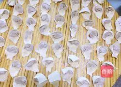 Illustration of how to make large stuffed wontons 4