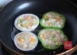 Illustration of how to make two-color pancakes 6