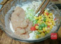 Illustration of how to make pastoral shrimp chicken cake 3