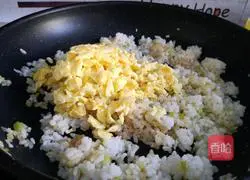 Illustration of how to make egg fried rice 9