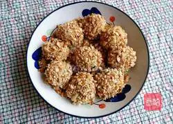 Illustration of how to make glutinous rice balls with peanut and mung bean paste 17