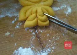 Illustration of how to make pumpkin and chrysanthemum steamed buns 9