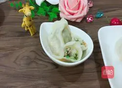 Illustration of how to make dumplings with three fresh fillings 8