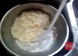 Illustration of how to make fried noodles with eggs 2