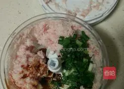 Illustration of how to make fresh meat and shrimp wontons 2