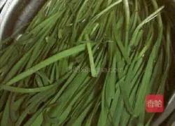 Salmon and Chive Dumplings Illustration of how to do it 2