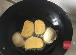Illustration of how to make golden steamed bun slices 5