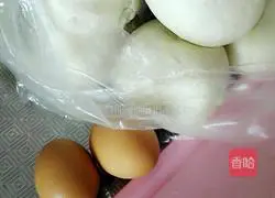 Illustration of how to make golden steamed buns 1