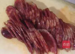 Illustration of how to make sausage sandwich cake 2