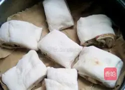 Illustration of how to make steamed buns stuffed with meat and chives 9