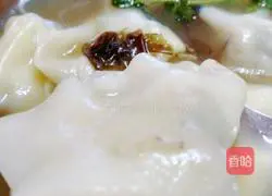 Illustration of how to make pork and coriander wonton stuffing 1