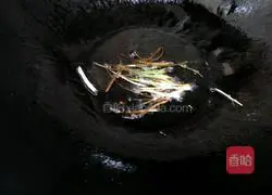 Illustration of how to make noodles with scallion oil 2