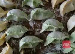 Illustration of how to make jade cabbage dumpling wrappers 5