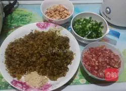 Illustration of how to make fried rice with pickles 1