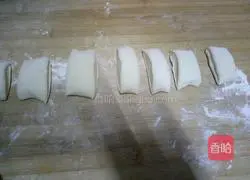 Illustration of how to cut steamed buns with a knife 6