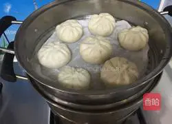 Illustration of how to make leek and egg buns 12