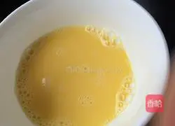 Illustration of how to make sausage, carrot and egg fried rice 2