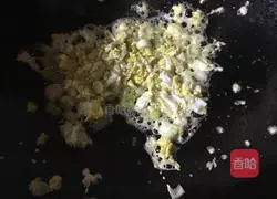 Illustration of how to make fried rice with sausage and eggs 2